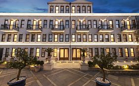 1890 Suites Hotel